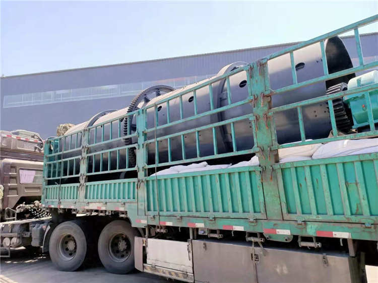 年產(chǎn)2萬噸轉鼓造粒機顆粒生產(chǎn)線設備發(fā)貨現(xiàn)場