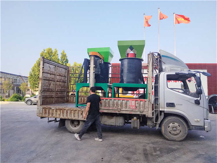 客戶兩臺立式粉碎機發(fā)貨運行平穩(wěn)多種規(guī)格