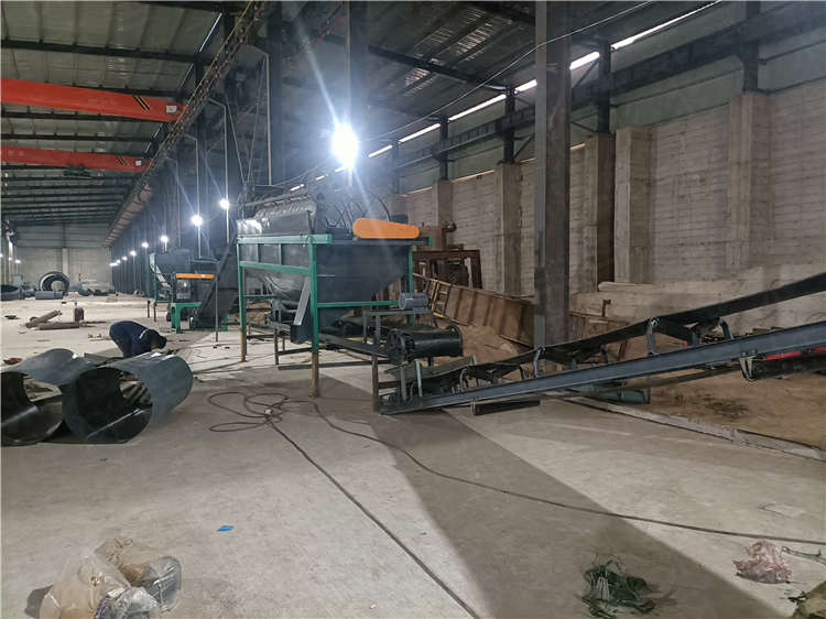 復混肥生產(chǎn)客戶小型生產(chǎn)線設備篩分機使用現(xiàn)場