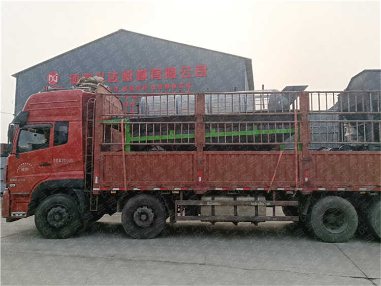 有機(jī)肥生產(chǎn)線設(shè)備肥料滾筒篩分機(jī)發(fā)貨現(xiàn)場