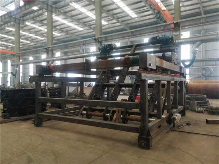 客戶發(fā)酵牛糞鏈板翻拋機處理設(shè)備一到現(xiàn)場