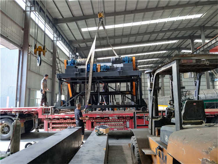 發(fā)酵腐熟雞糞有機(jī)肥液壓槽式翻拋機(jī)發(fā)貨