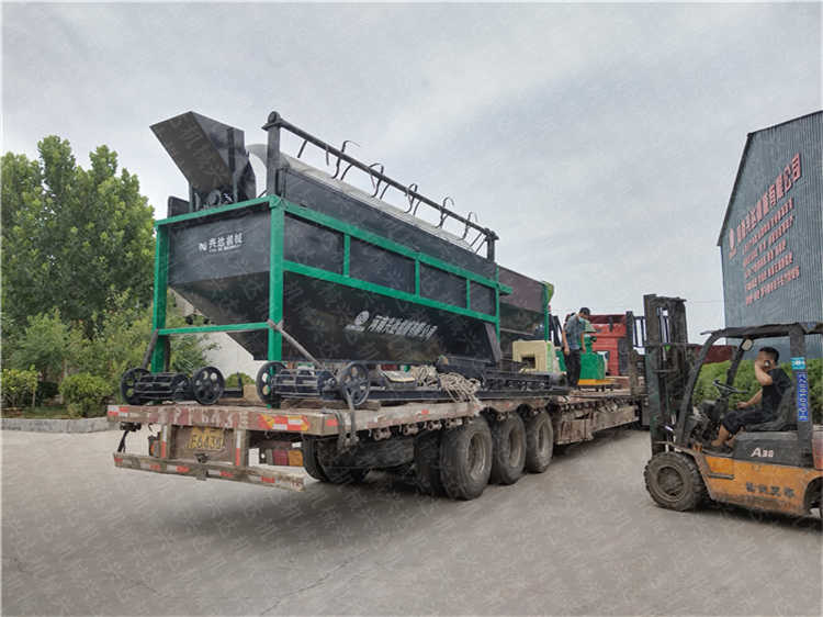 顆粒有機(jī)肥篩分機(jī)生產(chǎn)線豬糞加工設(shè)備發(fā)貨現(xiàn)場(chǎng)