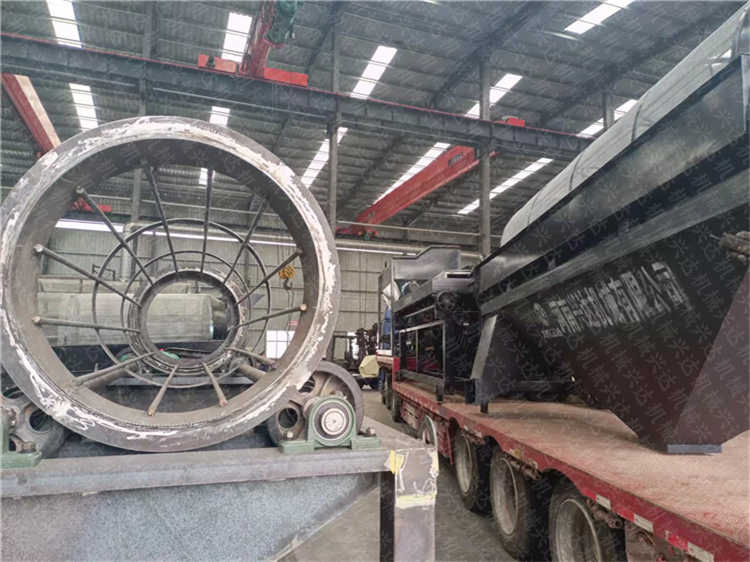 有機肥肥料加工生產(chǎn)線設(shè)備鏟車料倉發(fā)貨現(xiàn)場