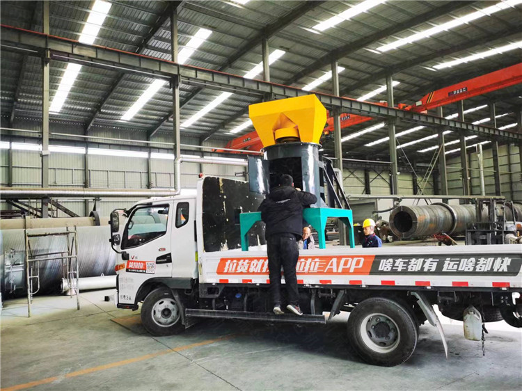 羊糞有機(jī)肥立式粉碎機(jī)60發(fā)貨現(xiàn)場