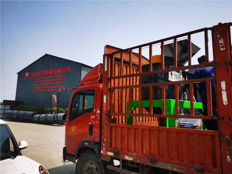 立式粉碎機牛糞有機肥設(shè)備發(fā)貨現(xiàn)場