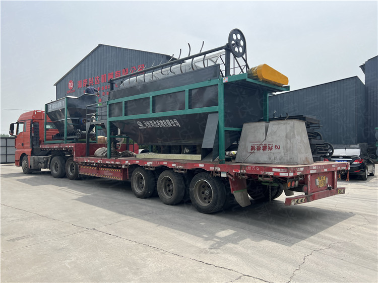 有機肥滾筒篩分機生產(chǎn)實現(xiàn)返料與成品的分離設(shè)備發(fā)貨現(xiàn)場