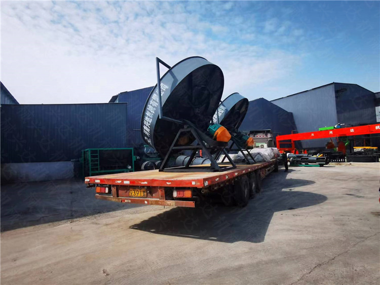 2臺(tái)3.2米有機(jī)肥圓盤造粒機(jī)湖南婁底客戶發(fā)貨現(xiàn)場(chǎng)