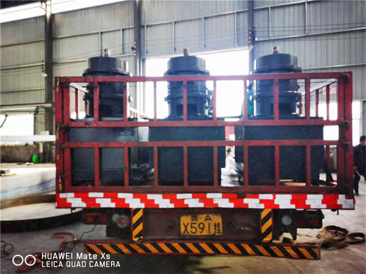 客戶定制三臺(tái)造粒設(shè)備平模擠壓造粒機(jī)發(fā)貨現(xiàn)場(chǎng)