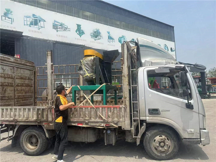 有機肥60立式粉碎機發(fā)貨現(xiàn)場