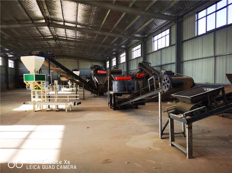 年產(chǎn)5萬(wàn)噸雞糞加工原料有機(jī)肥生產(chǎn)線設(shè)備現(xiàn)場(chǎng)