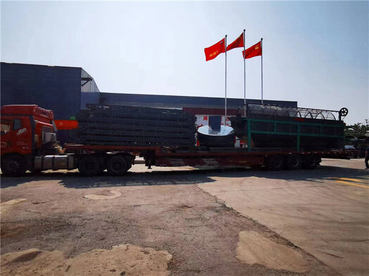 貴州紫陽(yáng)縣年產(chǎn)3萬(wàn)噸免烘干造粒機(jī)生產(chǎn)線 第三車 皮帶輸送機(jī) 1.8米篩分機(jī) 發(fā)貨現(xiàn)場(chǎng)