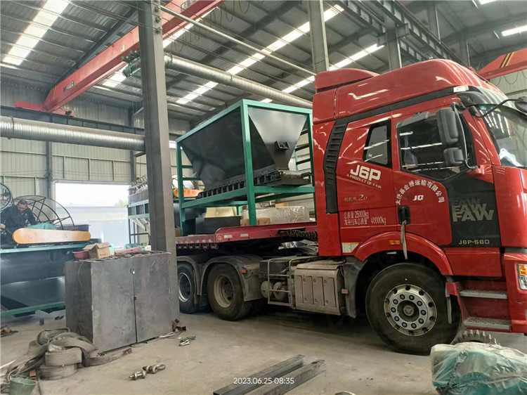 貴州紫陽縣客戶年產(chǎn)3萬噸免烘干有機(jī)肥造粒生產(chǎn)線 第五車 發(fā)貨現(xiàn)場