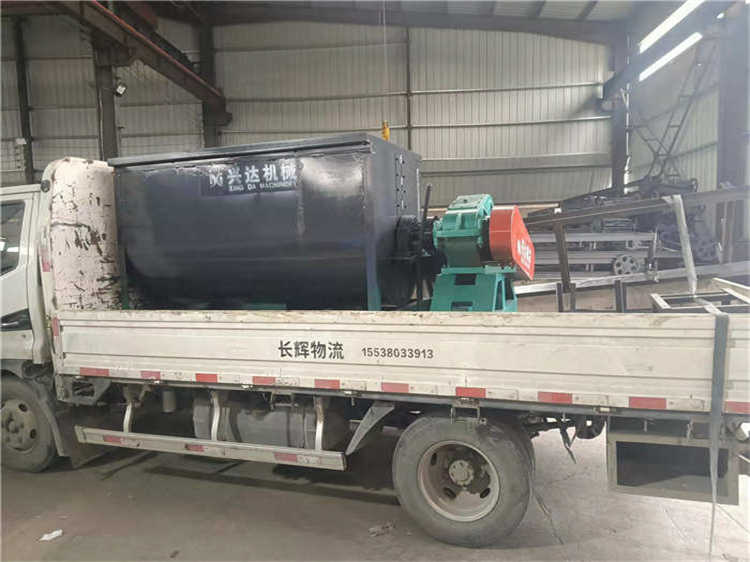 小型粉狀有機肥臥式攪拌機加工設備發(fā)貨現(xiàn)場