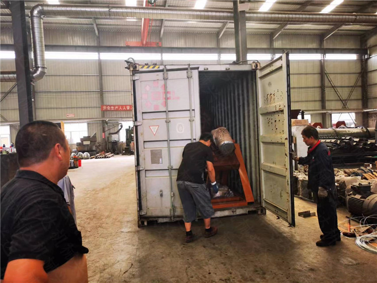 出口俄羅斯年產(chǎn)5萬噸顆粒有機(jī)肥生產(chǎn)線第六車發(fā)貨現(xiàn)場