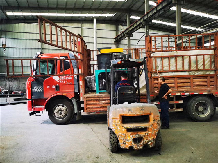 60立式粉碎機(jī)發(fā)貨現(xiàn)場(chǎng)