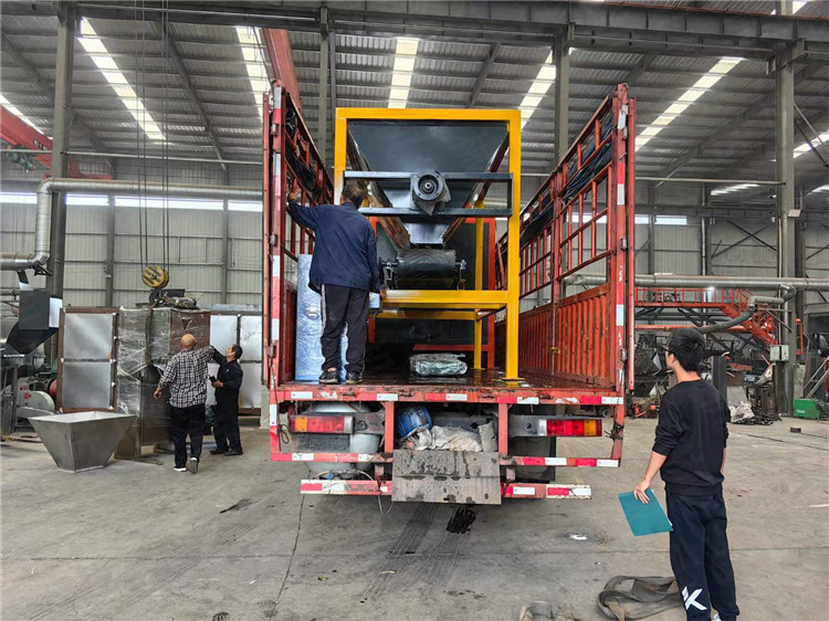 湖北房縣客戶年產(chǎn)1萬(wàn)噸粉劑有機(jī)肥生產(chǎn)線第一車第二車發(fā)貨