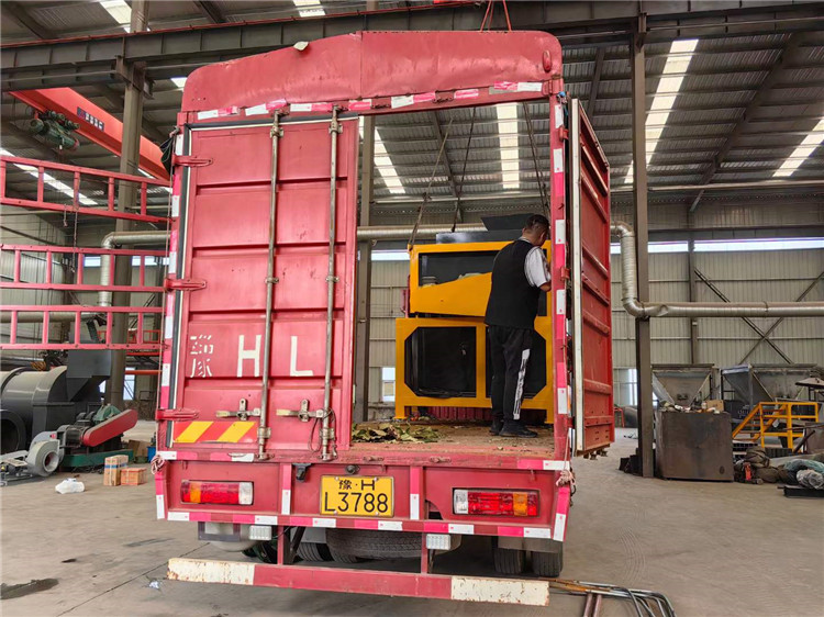 3立方雞糞有機(jī)肥臥式發(fā)酵罐發(fā)貨現(xiàn)場