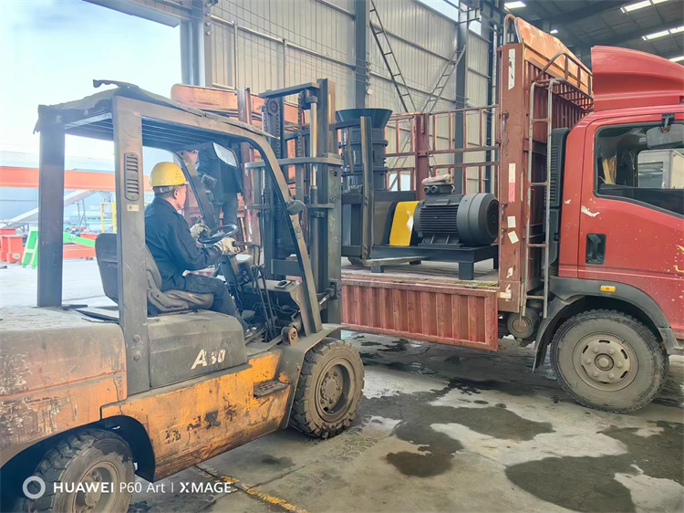 年產(chǎn)1萬噸有機(jī)肥顆粒生產(chǎn)線發(fā)貨現(xiàn)場(chǎng)