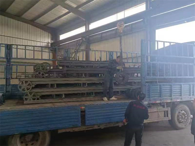 年產(chǎn)3萬豬糞有機肥生產(chǎn)線發(fā)貨現(xiàn)場