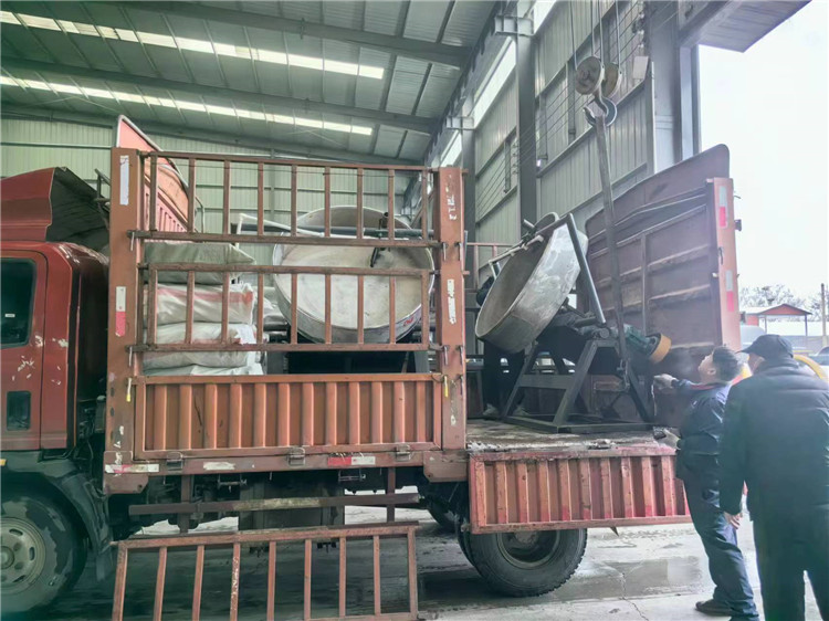 年產(chǎn)1萬(wàn)噸有機(jī)肥顆粒生產(chǎn)線發(fā)貨現(xiàn)場(chǎng)