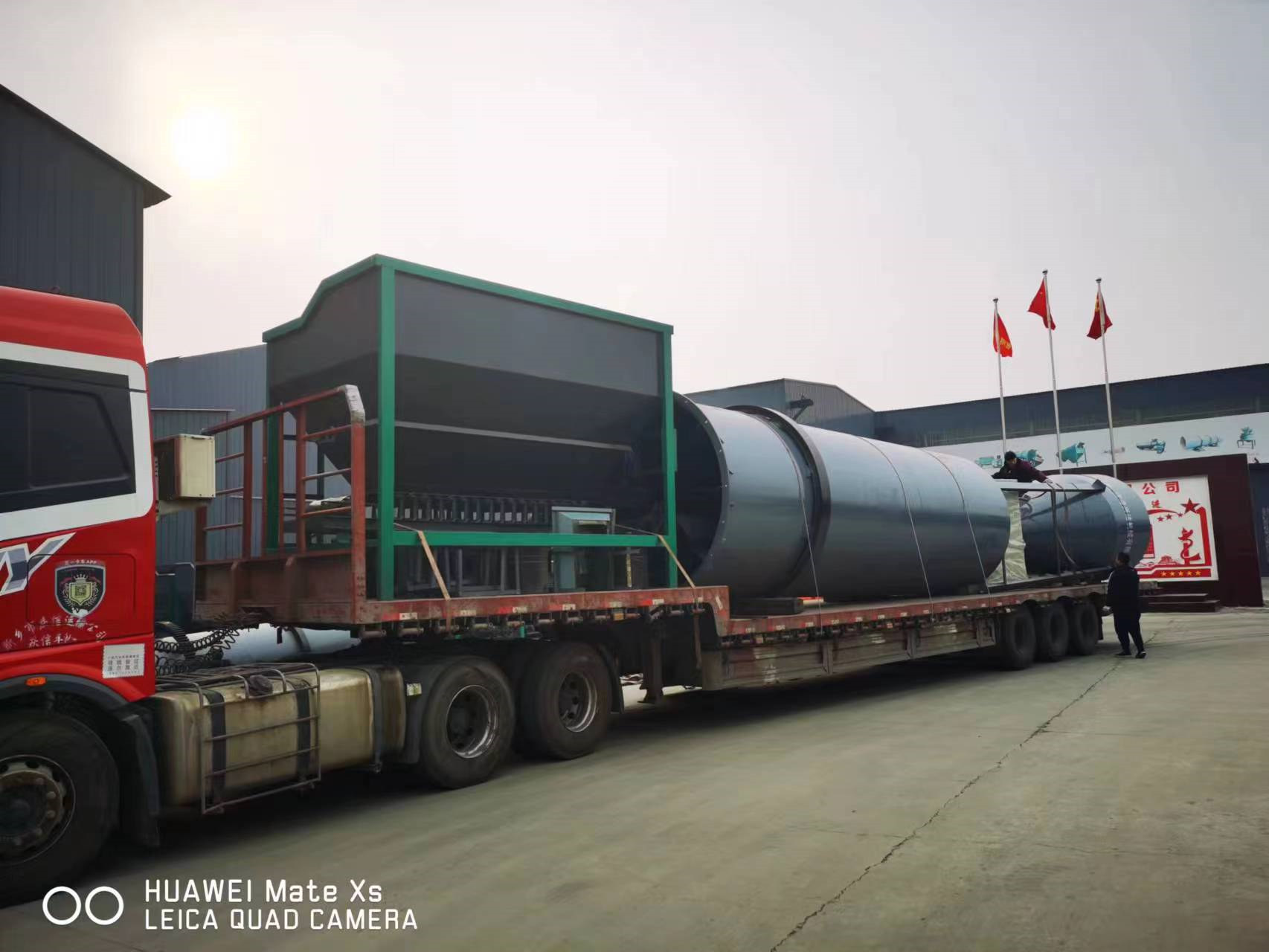 年產(chǎn)5萬(wàn)雞糞有機(jī)肥生產(chǎn)線發(fā)貨現(xiàn)場(chǎng)