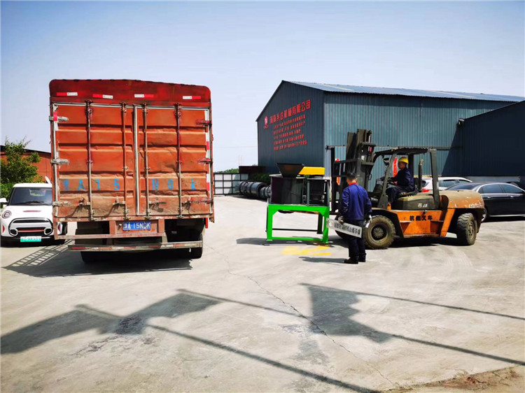 年產(chǎn)10萬噸有機肥顆粒生產(chǎn)線發(fā)貨現(xiàn)場