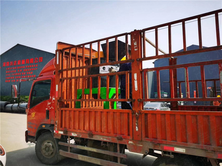 立式粉碎機牛糞有機肥設(shè)備發(fā)貨現(xiàn)場