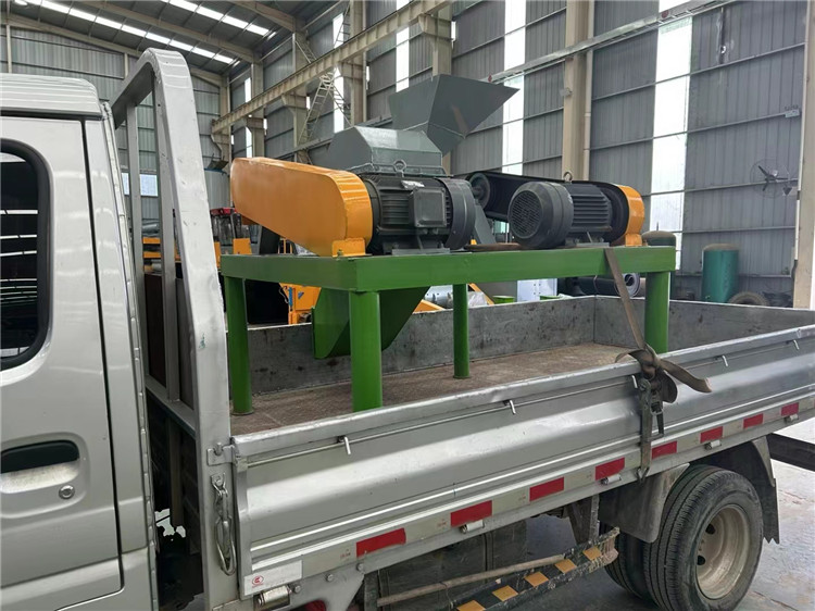 年產(chǎn)3萬鴨糞有機(jī)肥生產(chǎn)線發(fā)貨現(xiàn)場(chǎng)