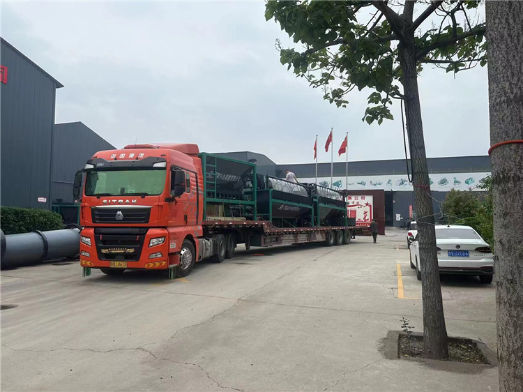 年產(chǎn)10萬(wàn)噸有機(jī)肥顆粒生產(chǎn)線(xiàn)發(fā)貨現(xiàn)場(chǎng)