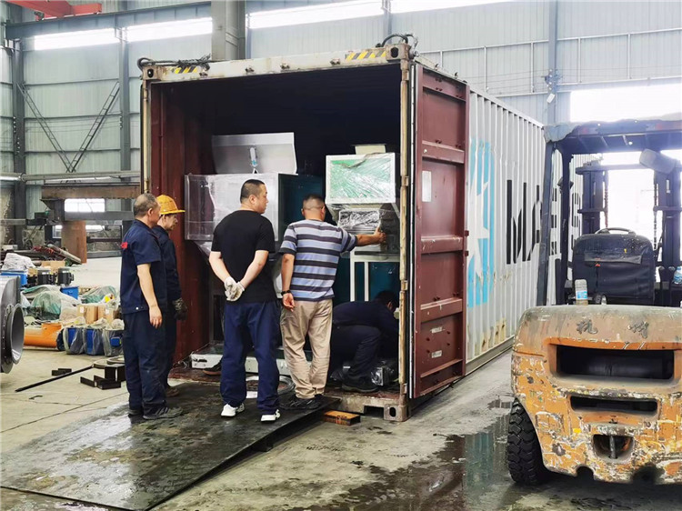 年產(chǎn)5萬(wàn)雞糞有機(jī)肥生產(chǎn)線發(fā)貨現(xiàn)場(chǎng)