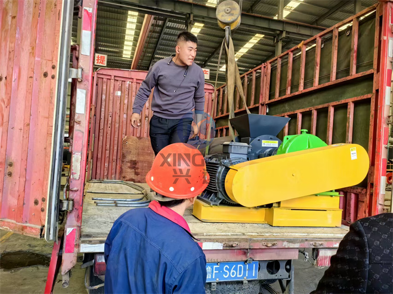 60式有機(jī)肥造粒設(shè)備攪齒造粒機(jī)發(fā)貨現(xiàn)場(chǎng)