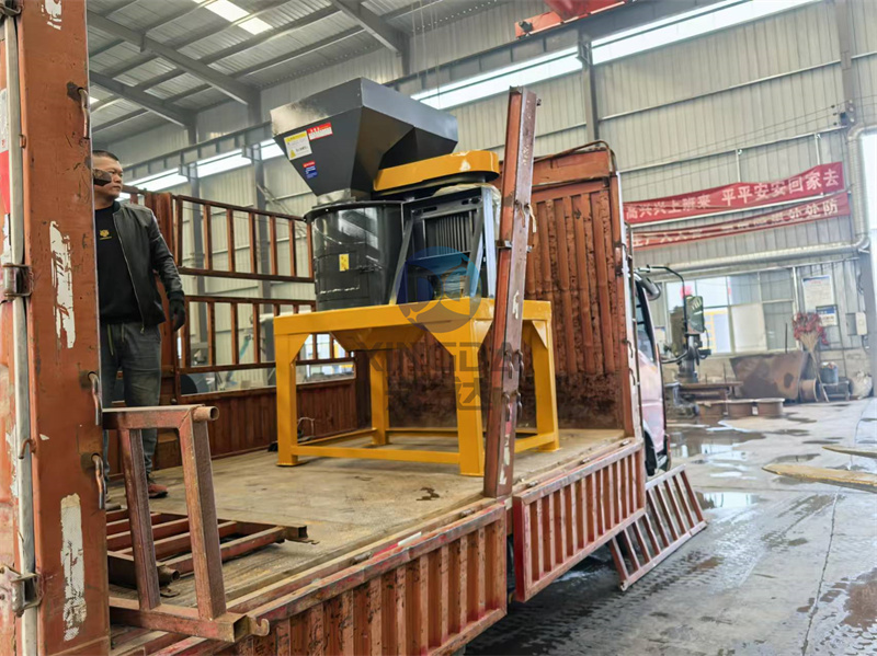 60型有機肥設備立式粉碎機裝車現(xiàn)場