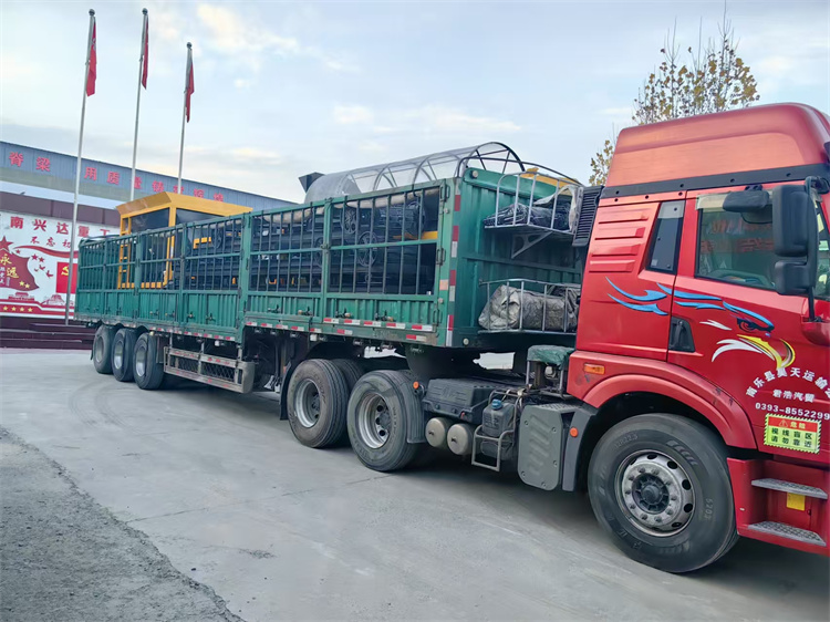 年產(chǎn)10萬(wàn)噸有機(jī)肥顆粒生產(chǎn)線發(fā)貨現(xiàn)場(chǎng)