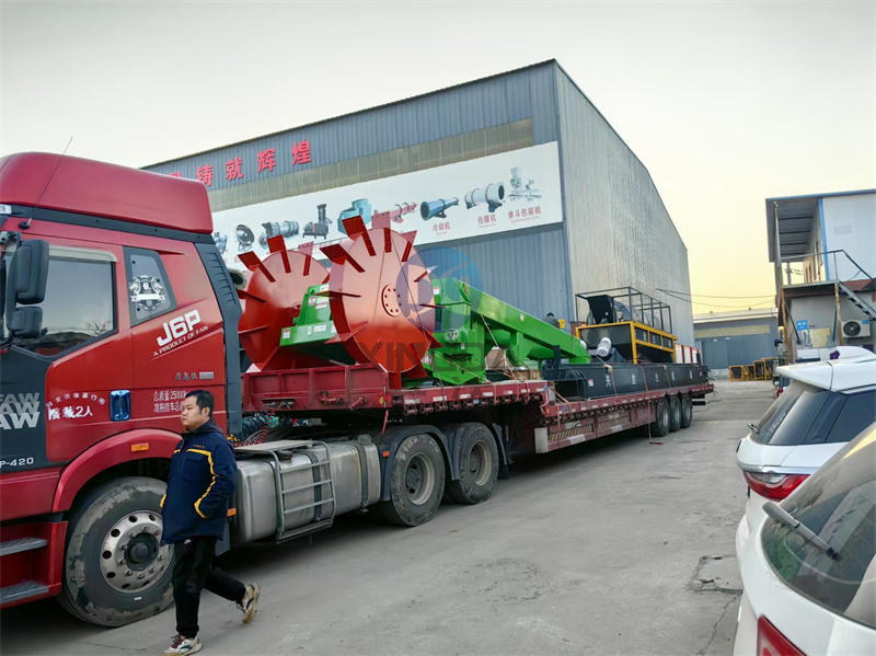 12米有機(jī)肥設(shè)備輪盤式翻拋機(jī)裝車現(xiàn)場(chǎng)