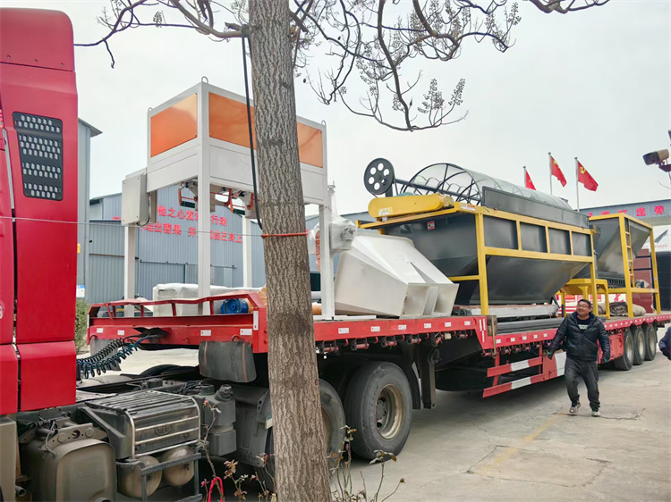 年產(chǎn)2萬(wàn)牛糞有機(jī)肥生產(chǎn)線發(fā)貨現(xiàn)場(chǎng)