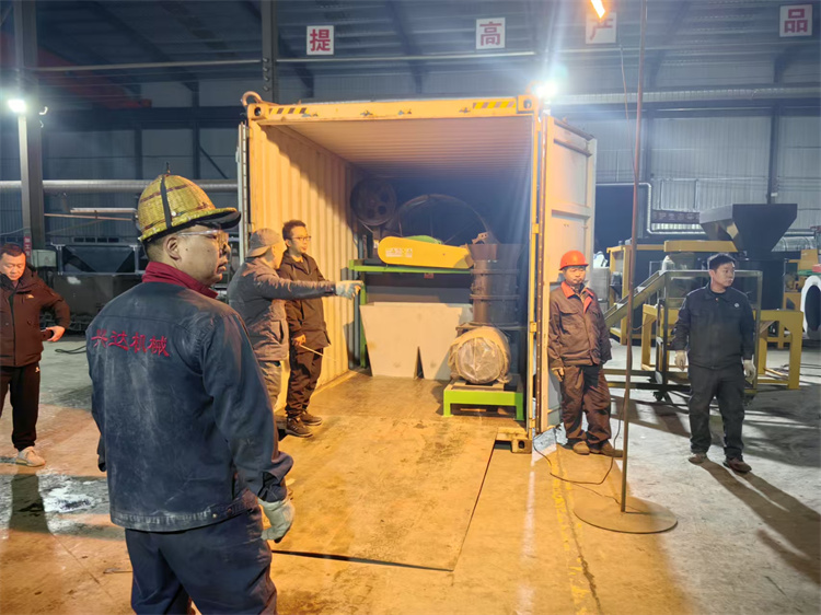 年產(chǎn)5萬(wàn)噸有機(jī)肥顆粒生產(chǎn)線發(fā)貨現(xiàn)場(chǎng)