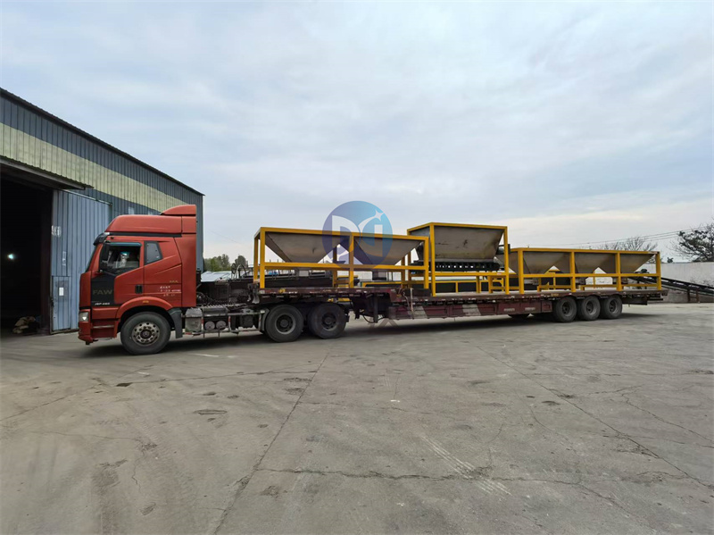 祁陽不銹鋼材質(zhì)有機(jī)肥生產(chǎn)線發(fā)貨現(xiàn)場