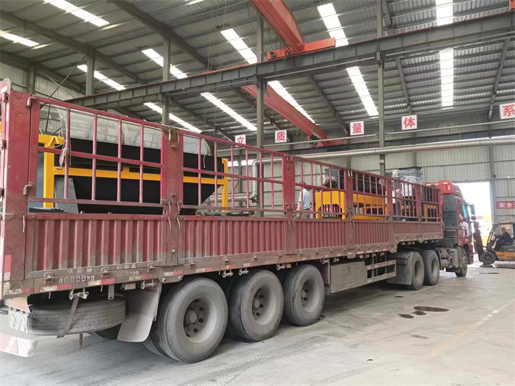 年產(chǎn)10萬(wàn)豬糞有機(jī)肥生產(chǎn)線發(fā)貨現(xiàn)場(chǎng)