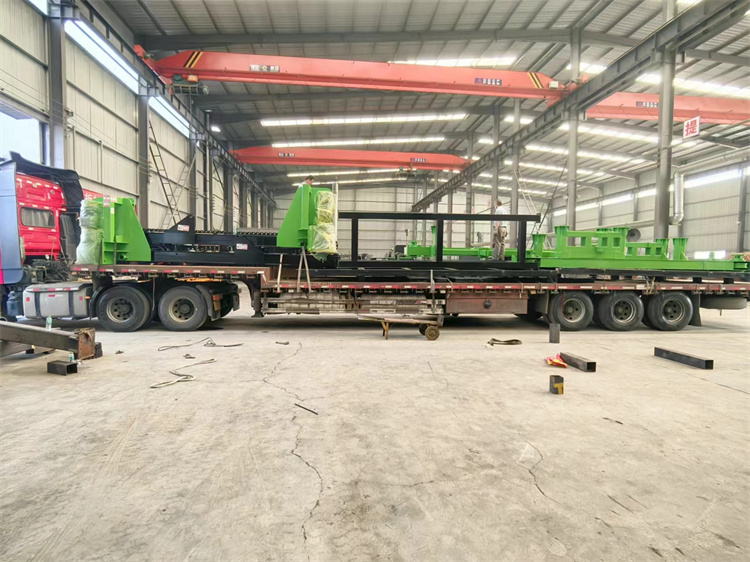 年產(chǎn)5萬雞糞有機(jī)肥生產(chǎn)線發(fā)貨現(xiàn)場(chǎng)