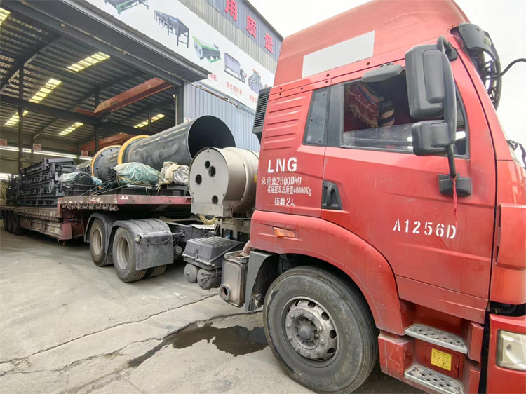 年產(chǎn)5萬(wàn)雞糞有機(jī)肥生產(chǎn)線發(fā)貨現(xiàn)場(chǎng)