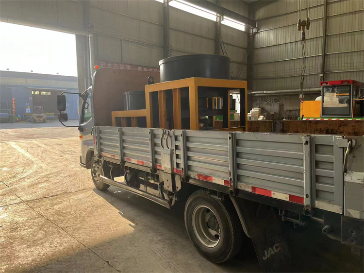 年產(chǎn)5萬羊糞有機肥生產(chǎn)線發(fā)貨現(xiàn)場