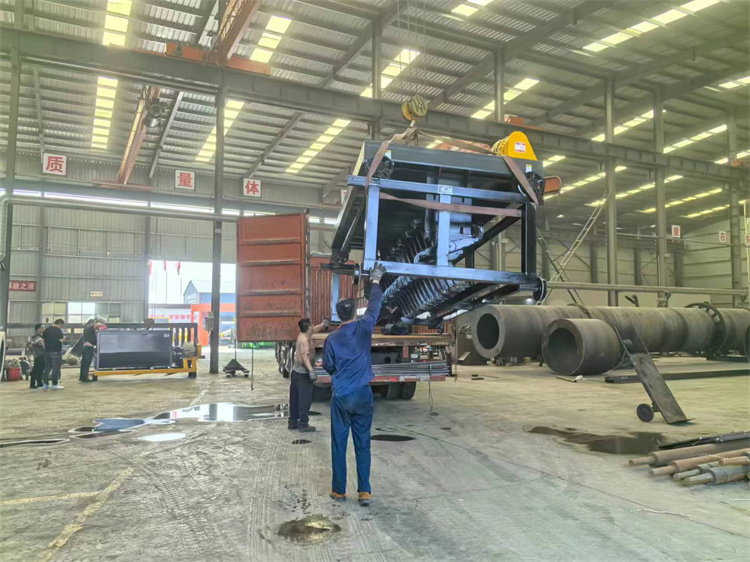 年產(chǎn)3萬噸有機(jī)肥顆粒生產(chǎn)線發(fā)貨現(xiàn)場