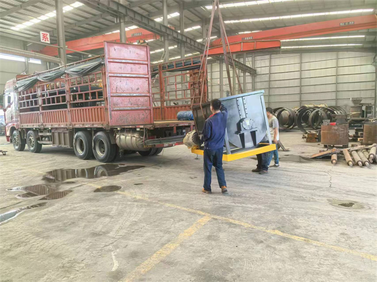 年產(chǎn)3萬牛糞有機肥生產(chǎn)線發(fā)貨現(xiàn)場