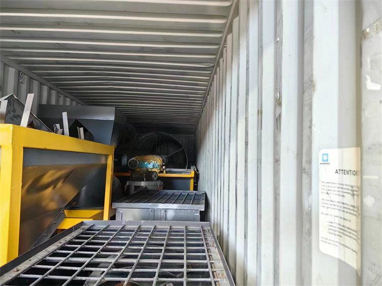 年產(chǎn)1萬噸有機肥顆粒生產(chǎn)線發(fā)貨現(xiàn)場