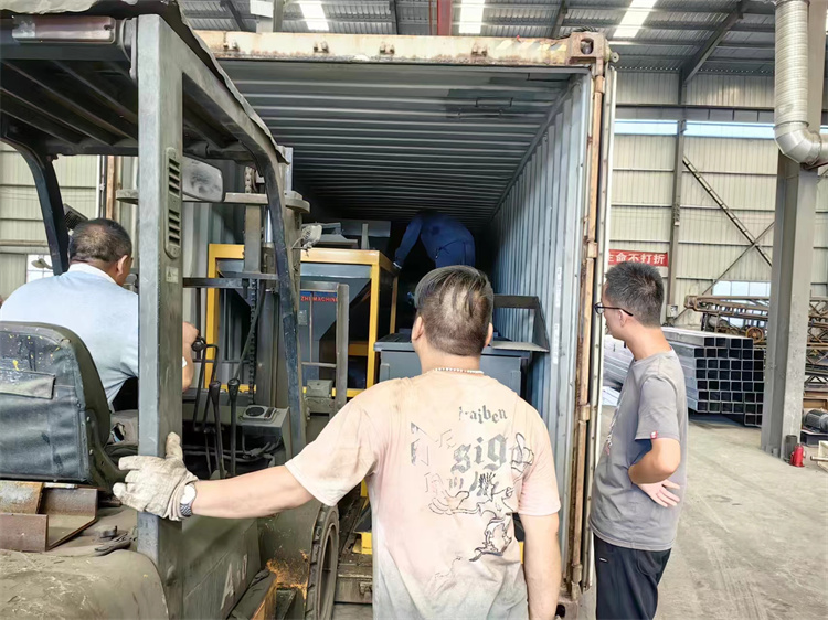 年產(chǎn)10萬雞糞有機(jī)肥生產(chǎn)線發(fā)貨現(xiàn)場