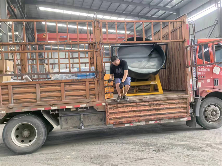 年產(chǎn)3萬鴨糞有機(jī)肥生產(chǎn)線發(fā)貨現(xiàn)場