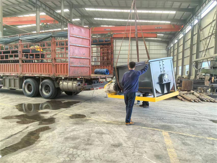 年產(chǎn)2萬(wàn)豬糞有機(jī)肥生產(chǎn)線發(fā)貨現(xiàn)場(chǎng)