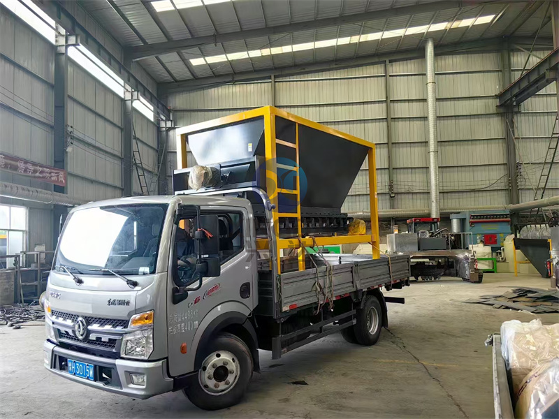 有機(jī)肥設(shè)備鏟車料倉發(fā)貨現(xiàn)場