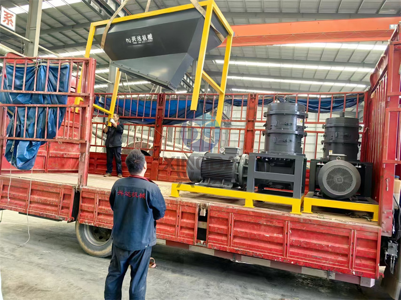 有機(jī)肥免烘干造粒機(jī)裝車現(xiàn)場